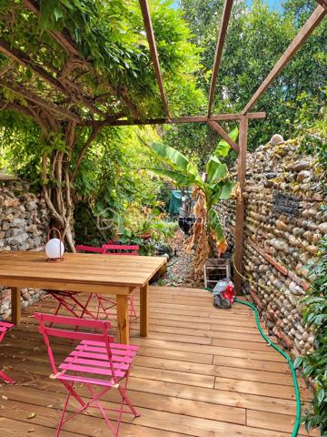 Au cœur de Merville, découvrez cette maison de village d'environ 103 m², offrant de beaux volumes et une configuration qui lui confère beaucoup de caractère.
Au rez-de-chaussée, la maison propose une pièce de vie avec cuisine ouverte, ainsi qu'un salon indépendant donnant directement accès à une petite cour aménagée. Un espace bureau ainsi qu'une salle d'eau avec WC complètent ce niveau.
À l'étage, l'espace nuit se compose de trois chambres, d'une salle de bains et de toilettes indépendantes. Une spacieuse mezzanine bénéficiant d'une belle hauteur sous plafond et d'un apport de lumière naturelle par une fenêtre de toit complète l'ensemble. Actuellement aménagée en espace détente et loisirs, elle offre un volume supplémentaire appréciable tout en assurant la distribution des différentes pièces.
À l'extérieur, une petite cour à l'abri des regards, aménagée en terrasse et accessible directement depuis le salon, offre un espace agréable et facile à entretenir.
La maison est mitoyenne avec une habitation d'un seul côté. 
Sa situation en cœur de village permet de profiter à pied des commerces, services et commodités de Merville : boulangerie, commerces, écoles, transports et services se trouvent à proximité immédiate.
Une maison de village aux volumes intéressants, idéale pour ceux qui recherchent trois chambres, une distribution originale et un extérieur sans les contraintes d'entretien d'un grand jardin.
