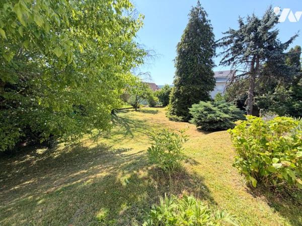 Maison individuelle et terrain attenant