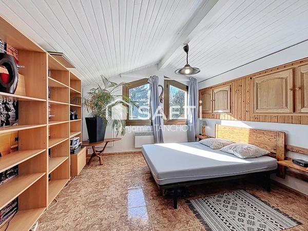 À 2 min des pistes : maison familiale sans vis-à-vis, terrain spacieux et vue plein sud.