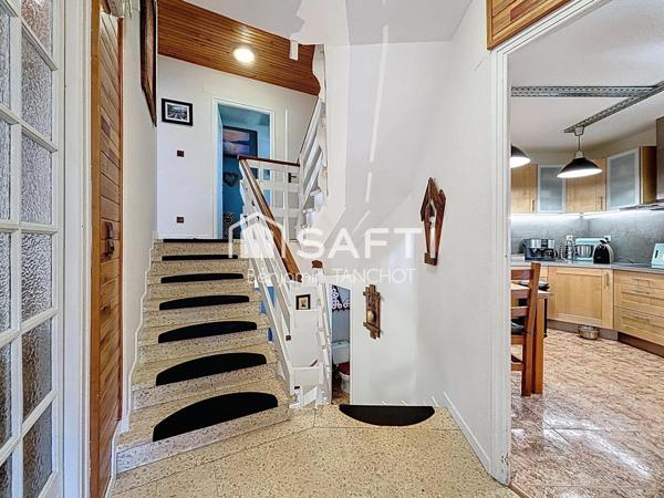 À 2 min des pistes : maison familiale sans vis-à-vis, terrain spacieux et vue plein sud.