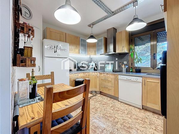 À 2 min des pistes : maison familiale sans vis-à-vis, terrain spacieux et vue plein sud.