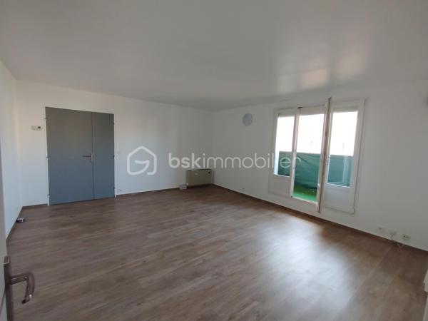 Un appartement de type F3 avec balcon, au cinquième étage avec ascenseur. A moins de 10 minutes à pieds de la gare RER A de Champs-sur-Marne et du futur Métro 15 et 16 du Grand Paris Express. Proche de toutes commodités (écoles, commerces...). Il comprend : entrée, salon/séjour lumineux avec balcon, cuisine équipée, 2 chambres, salle de bains et wc séparés.
L'appartement dispose d'une place de parking extérieure dans la résidence fermée et sécurisée et également d'une cave en sous-sol.
Chauffage et eau froide compris dans les charges....
Contactez moi pour en savoir plus et convenir d'une visite.