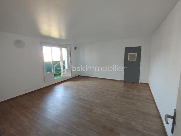 Un appartement de type F3 avec balcon, au cinquième étage avec ascenseur. A moins de 10 minutes à pieds de la gare RER A de Champs-sur-Marne et du futur Métro 15 et 16 du Grand Paris Express. Proche de toutes commodités (écoles, commerces...). Il comprend : entrée, salon/séjour lumineux avec balcon, cuisine équipée, 2 chambres, salle de bains et wc séparés.
L'appartement dispose d'une place de parking extérieure dans la résidence fermée et sécurisée et également d'une cave en sous-sol.
Chauffage et eau froide compris dans les charges....
Contactez moi pour en savoir plus et convenir d'une visite.