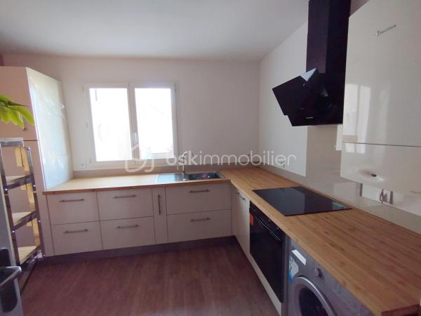 Un appartement de type F3 avec balcon, au cinquième étage avec ascenseur. A moins de 10 minutes à pieds de la gare RER A de Champs-sur-Marne et du futur Métro 15 et 16 du Grand Paris Express. Proche de toutes commodités (écoles, commerces...). Il comprend : entrée, salon/séjour lumineux avec balcon, cuisine équipée, 2 chambres, salle de bains et wc séparés.
L'appartement dispose d'une place de parking extérieure dans la résidence fermée et sécurisée et également d'une cave en sous-sol.
Chauffage et eau froide compris dans les charges....
Contactez moi pour en savoir plus et convenir d'une visite.
