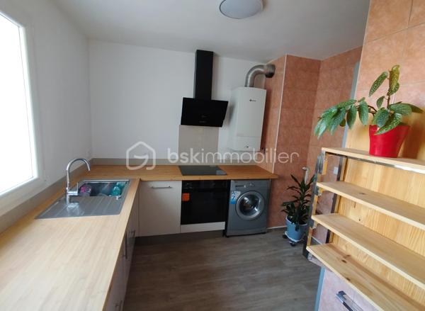 Un appartement de type F3 avec balcon, au cinquième étage avec ascenseur. A moins de 10 minutes à pieds de la gare RER A de Champs-sur-Marne et du futur Métro 15 et 16 du Grand Paris Express. Proche de toutes commodités (écoles, commerces...). Il comprend : entrée, salon/séjour lumineux avec balcon, cuisine équipée, 2 chambres, salle de bains et wc séparés.
L'appartement dispose d'une place de parking extérieure dans la résidence fermée et sécurisée et également d'une cave en sous-sol.
Chauffage et eau froide compris dans les charges....
Contactez moi pour en savoir plus et convenir d'une visite.