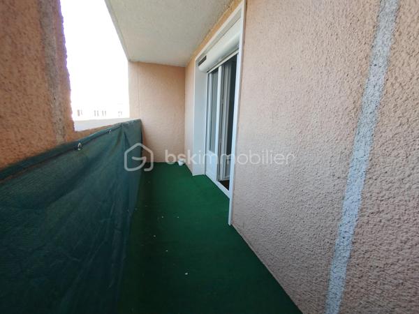 Un appartement de type F3 avec balcon, au cinquième étage avec ascenseur. A moins de 10 minutes à pieds de la gare RER A de Champs-sur-Marne et du futur Métro 15 et 16 du Grand Paris Express. Proche de toutes commodités (écoles, commerces...). Il comprend : entrée, salon/séjour lumineux avec balcon, cuisine équipée, 2 chambres, salle de bains et wc séparés.
L'appartement dispose d'une place de parking extérieure dans la résidence fermée et sécurisée et également d'une cave en sous-sol.
Chauffage et eau froide compris dans les charges....
Contactez moi pour en savoir plus et convenir d'une visite.