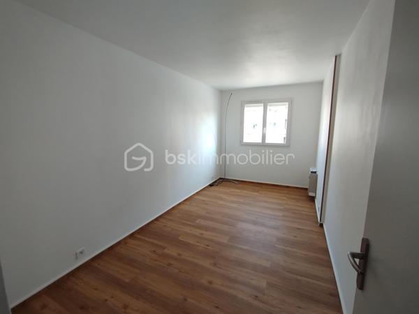 Un appartement de type F3 avec balcon, au cinquième étage avec ascenseur. A moins de 10 minutes à pieds de la gare RER A de Champs-sur-Marne et du futur Métro 15 et 16 du Grand Paris Express. Proche de toutes commodités (écoles, commerces...). Il comprend : entrée, salon/séjour lumineux avec balcon, cuisine équipée, 2 chambres, salle de bains et wc séparés.
L'appartement dispose d'une place de parking extérieure dans la résidence fermée et sécurisée et également d'une cave en sous-sol.
Chauffage et eau froide compris dans les charges....
Contactez moi pour en savoir plus et convenir d'une visite.