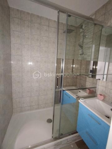 Un appartement de type F3 avec balcon, au cinquième étage avec ascenseur. A moins de 10 minutes à pieds de la gare RER A de Champs-sur-Marne et du futur Métro 15 et 16 du Grand Paris Express. Proche de toutes commodités (écoles, commerces...). Il comprend : entrée, salon/séjour lumineux avec balcon, cuisine équipée, 2 chambres, salle de bains et wc séparés.
L'appartement dispose d'une place de parking extérieure dans la résidence fermée et sécurisée et également d'une cave en sous-sol.
Chauffage et eau froide compris dans les charges....
Contactez moi pour en savoir plus et convenir d'une visite.