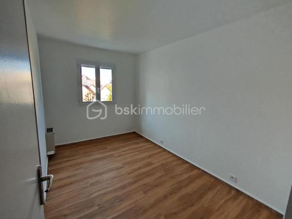 Un appartement de type F3 avec balcon, au cinquième étage avec ascenseur. A moins de 10 minutes à pieds de la gare RER A de Champs-sur-Marne et du futur Métro 15 et 16 du Grand Paris Express. Proche de toutes commodités (écoles, commerces...). Il comprend : entrée, salon/séjour lumineux avec balcon, cuisine équipée, 2 chambres, salle de bains et wc séparés.
L'appartement dispose d'une place de parking extérieure dans la résidence fermée et sécurisée et également d'une cave en sous-sol.
Chauffage et eau froide compris dans les charges....
Contactez moi pour en savoir plus et convenir d'une visite.