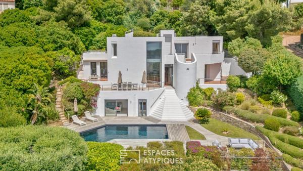 Villa blanche suspendue entre ciel et Méditerrannée