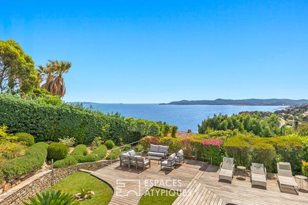 Villa blanche suspendue entre ciel et Méditerrannée