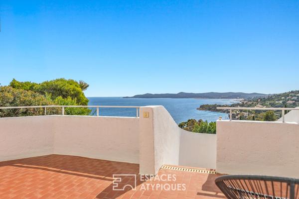 Villa blanche suspendue entre ciel et Méditerrannée