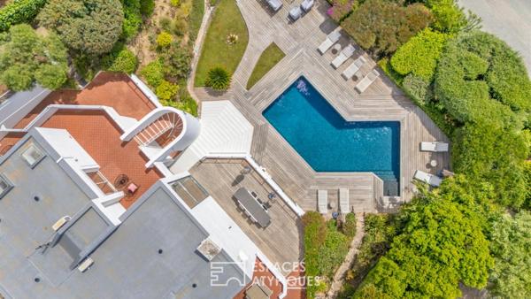 Villa blanche suspendue entre ciel et Méditerrannée