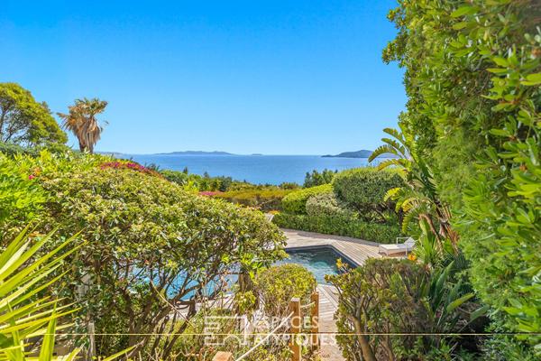 Villa blanche suspendue entre ciel et Méditerrannée