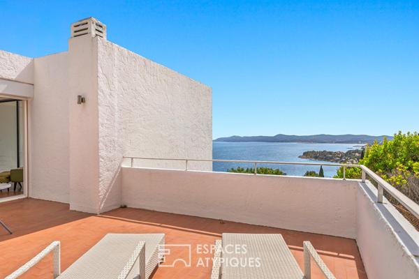 Villa blanche suspendue entre ciel et Méditerrannée