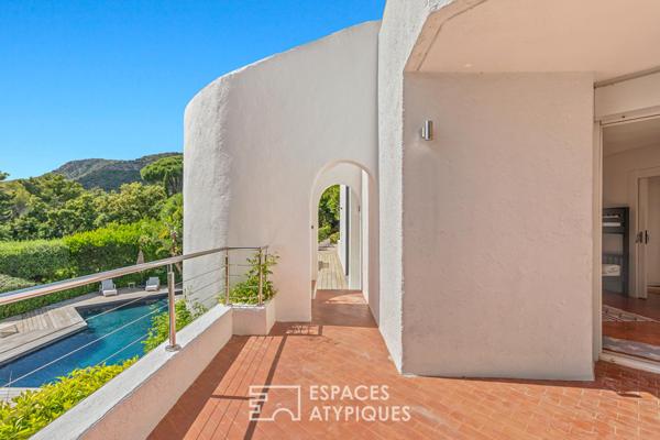 Villa blanche suspendue entre ciel et Méditerrannée