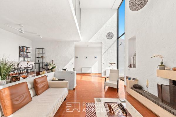 Villa blanche suspendue entre ciel et Méditerrannée