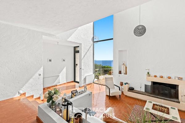 Villa blanche suspendue entre ciel et Méditerrannée