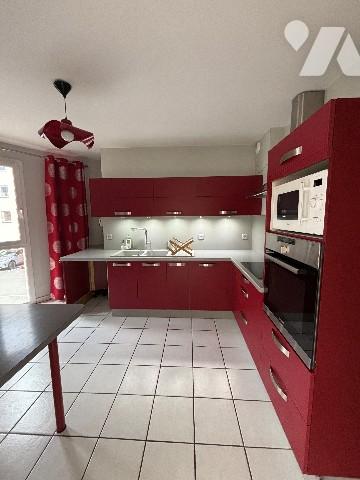 Au centre de LA TALAUDIERE , un T3 d'environ101,96 m2 avec balcon-terrasse double garage et parking.