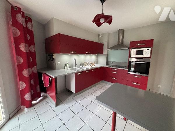 Au centre de LA TALAUDIERE , un T3 d'environ101,96 m2 avec balcon-terrasse double garage et parking.