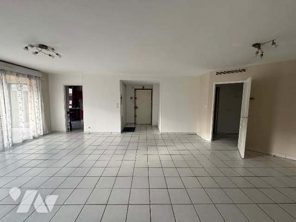 Au centre de LA TALAUDIERE , un T3 d'environ101,96 m2 avec balcon-terrasse double garage et parking.