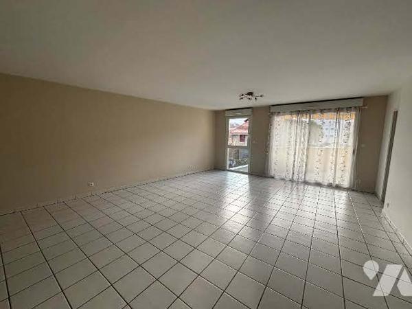 Au centre de LA TALAUDIERE , un T3 d'environ101,96 m2 avec balcon-terrasse double garage et parking.