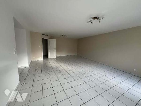 Au centre de LA TALAUDIERE , un T3 d'environ101,96 m2 avec balcon-terrasse double garage et parking.