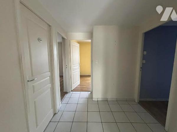 Au centre de LA TALAUDIERE , un T3 d'environ101,96 m2 avec balcon-terrasse double garage et parking.