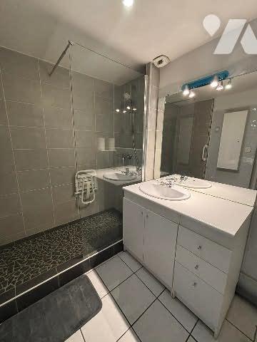 Au centre de LA TALAUDIERE , un T3 d'environ101,96 m2 avec balcon-terrasse double garage et parking.