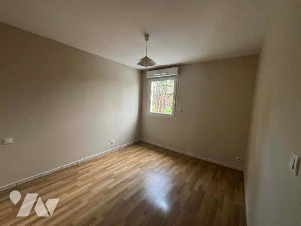 Au centre de LA TALAUDIERE , un T3 d'environ101,96 m2 avec balcon-terrasse double garage et parking.