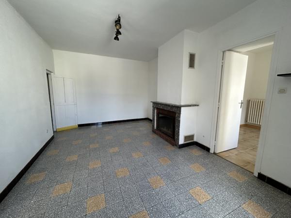 Maison T5 avec petite remise et devant de porte  Villesiscle (11150)