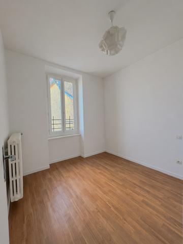 Maison T5 avec petite remise et devant de porte  Villesiscle (11150)