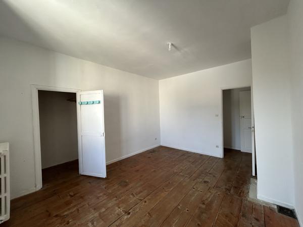 Maison T5 avec petite remise et devant de porte  Villesiscle (11150)
