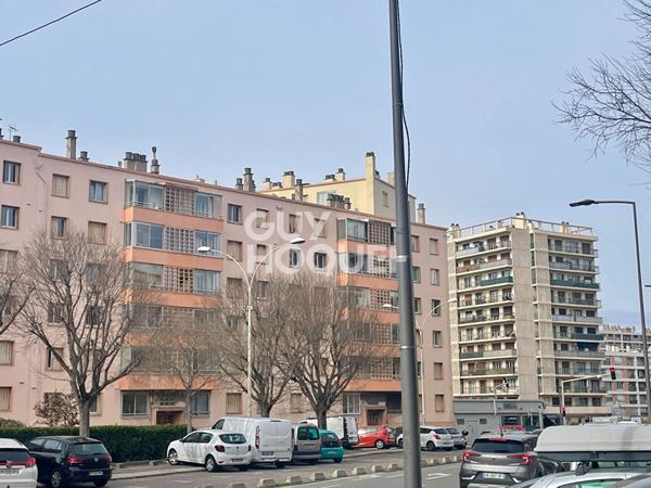 Marseille 13009 , Appartement T3 loué 53 m2 avec véranda