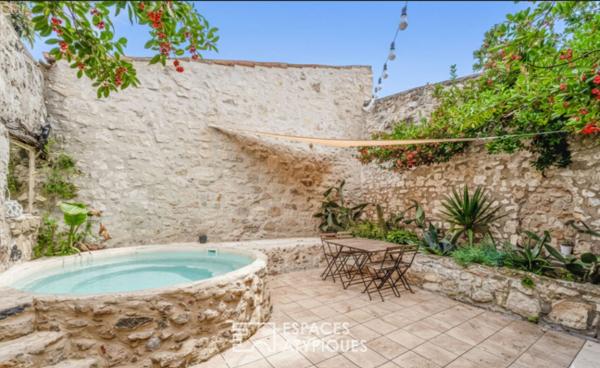 Maison de village atypique avec cour à 10 minutes de la mer