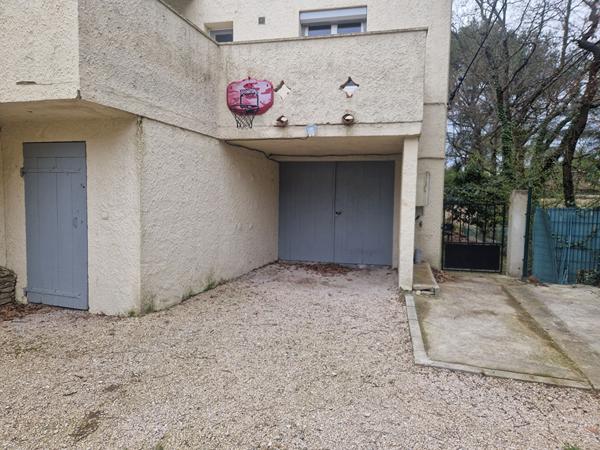 Grand garage de 80m² à L'Isle-sur-la-Sorgue