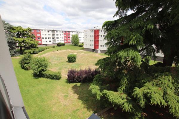SAINT JEAN DE LA RUELLE au pied du Tram Rol Tanguy Appartement en bon état de près de 70m2