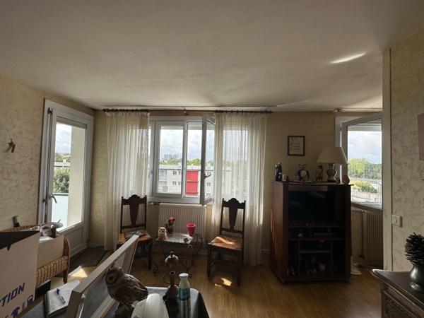 SAINT JEAN DE LA RUELLE au pied du Tram Rol Tanguy Appartement en bon état de près de 70m2