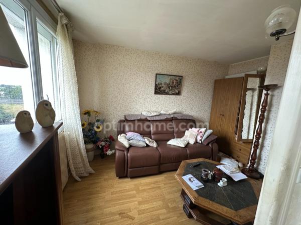 SAINT JEAN DE LA RUELLE au pied du Tram Rol Tanguy Appartement en bon état de près de 70m2