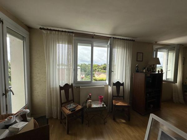 SAINT JEAN DE LA RUELLE au pied du Tram Rol Tanguy Appartement en bon état de près de 70m2