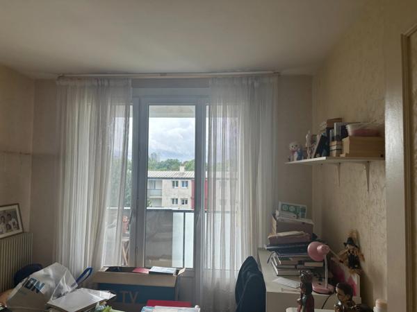 SAINT JEAN DE LA RUELLE au pied du Tram Rol Tanguy Appartement en bon état de près de 70m2