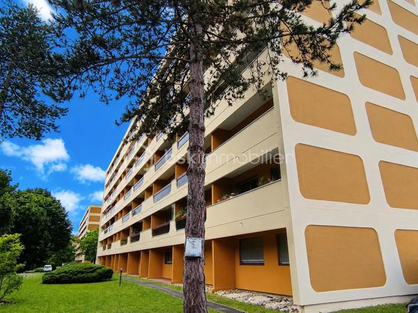Appartement de type 3 avec balcons, situé à TALENCE PEIXOTTO, à proximité immédiate du tram ligne B arrêt Peixotto, du parc de Peixotto, de la mairie et du centre de Talence, au sein de la résidence Le Quadrige, résidence des années 75 entièrement rénovée (façade refaite) et sécurisée avec gardien et espaces verts.

L'appartement, au deuxième étage avec ascenseurs compose d'une entrée, d'un salon-séjour lumineux ouvert sur le balcon prolongeant la pièce de vie. d'une cuisine aménagée avec loggia.

L'espace nuit comprend des deux chambres dont une avec placard et l'autre avec un second balcon, une salle de bain, un WC indépendant et des rangements centraux.

Une place de parking aérienne complète ce bien.

Un appartement agréable à vivre, idéalement situé aux portes Bordeaux , dans un cadre calme, privilégiée et sécurisée.
Double vitrage- volets roulants neufs. Chauffage individuel au gaz.
Eau comprise dans les charges

A découvrir sans tarder!