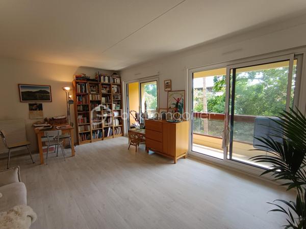 Appartement de type 3 avec balcons, situé à TALENCE PEIXOTTO, à proximité immédiate du tram ligne B arrêt Peixotto, du parc de Peixotto, de la mairie et du centre de Talence, au sein de la résidence Le Quadrige, résidence des années 75 entièrement rénovée (façade refaite) et sécurisée avec gardien et espaces verts.

L'appartement, au deuxième étage avec ascenseurs compose d'une entrée, d'un salon-séjour lumineux ouvert sur le balcon prolongeant la pièce de vie. d'une cuisine aménagée avec loggia.

L'espace nuit comprend des deux chambres dont une avec placard et l'autre avec un second balcon, une salle de bain, un WC indépendant et des rangements centraux.

Une place de parking aérienne complète ce bien.

Un appartement agréable à vivre, idéalement situé aux portes Bordeaux , dans un cadre calme, privilégiée et sécurisée.
Double vitrage- volets roulants neufs. Chauffage individuel au gaz.
Eau comprise dans les charges

A découvrir sans tarder!