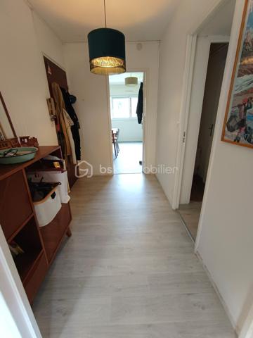 Appartement de type 3 avec balcons, situé à TALENCE PEIXOTTO, à proximité immédiate du tram ligne B arrêt Peixotto, du parc de Peixotto, de la mairie et du centre de Talence, au sein de la résidence Le Quadrige, résidence des années 75 entièrement rénovée (façade refaite) et sécurisée avec gardien et espaces verts.

L'appartement, au deuxième étage avec ascenseurs compose d'une entrée, d'un salon-séjour lumineux ouvert sur le balcon prolongeant la pièce de vie. d'une cuisine aménagée avec loggia.

L'espace nuit comprend des deux chambres dont une avec placard et l'autre avec un second balcon, une salle de bain, un WC indépendant et des rangements centraux.

Une place de parking aérienne complète ce bien.

Un appartement agréable à vivre, idéalement situé aux portes Bordeaux , dans un cadre calme, privilégiée et sécurisée.
Double vitrage- volets roulants neufs. Chauffage individuel au gaz.
Eau comprise dans les charges

A découvrir sans tarder!