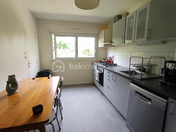 Appartement de type 3 avec balcons, situé à TALENCE PEIXOTTO, à proximité immédiate du tram ligne B arrêt Peixotto, du parc de Peixotto, de la mairie et du centre de Talence, au sein de la résidence Le Quadrige, résidence des années 75 entièrement rénovée (façade refaite) et sécurisée avec gardien et espaces verts.

L'appartement, au deuxième étage avec ascenseurs compose d'une entrée, d'un salon-séjour lumineux ouvert sur le balcon prolongeant la pièce de vie. d'une cuisine aménagée avec loggia.

L'espace nuit comprend des deux chambres dont une avec placard et l'autre avec un second balcon, une salle de bain, un WC indépendant et des rangements centraux.

Une place de parking aérienne complète ce bien.

Un appartement agréable à vivre, idéalement situé aux portes Bordeaux , dans un cadre calme, privilégiée et sécurisée.
Double vitrage- volets roulants neufs. Chauffage individuel au gaz.
Eau comprise dans les charges

A découvrir sans tarder!