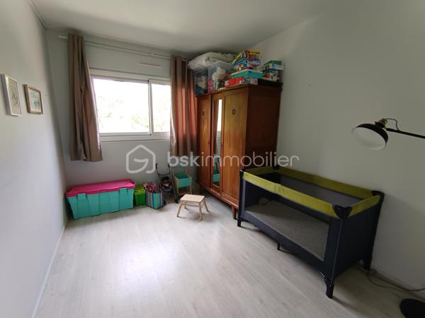 Appartement de type 3 avec balcons, situé à TALENCE PEIXOTTO, à proximité immédiate du tram ligne B arrêt Peixotto, du parc de Peixotto, de la mairie et du centre de Talence, au sein de la résidence Le Quadrige, résidence des années 75 entièrement rénovée (façade refaite) et sécurisée avec gardien et espaces verts.

L'appartement, au deuxième étage avec ascenseurs compose d'une entrée, d'un salon-séjour lumineux ouvert sur le balcon prolongeant la pièce de vie. d'une cuisine aménagée avec loggia.

L'espace nuit comprend des deux chambres dont une avec placard et l'autre avec un second balcon, une salle de bain, un WC indépendant et des rangements centraux.

Une place de parking aérienne complète ce bien.

Un appartement agréable à vivre, idéalement situé aux portes Bordeaux , dans un cadre calme, privilégiée et sécurisée.
Double vitrage- volets roulants neufs. Chauffage individuel au gaz.
Eau comprise dans les charges

A découvrir sans tarder!