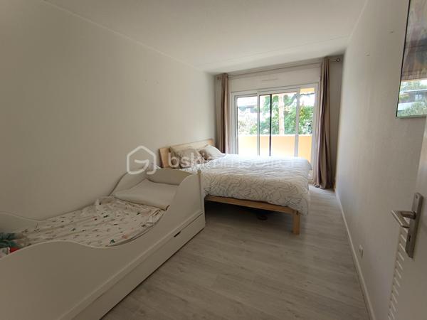 Appartement de type 3 avec balcons, situé à TALENCE PEIXOTTO, à proximité immédiate du tram ligne B arrêt Peixotto, du parc de Peixotto, de la mairie et du centre de Talence, au sein de la résidence Le Quadrige, résidence des années 75 entièrement rénovée (façade refaite) et sécurisée avec gardien et espaces verts.

L'appartement, au deuxième étage avec ascenseurs compose d'une entrée, d'un salon-séjour lumineux ouvert sur le balcon prolongeant la pièce de vie. d'une cuisine aménagée avec loggia.

L'espace nuit comprend des deux chambres dont une avec placard et l'autre avec un second balcon, une salle de bain, un WC indépendant et des rangements centraux.

Une place de parking aérienne complète ce bien.

Un appartement agréable à vivre, idéalement situé aux portes Bordeaux , dans un cadre calme, privilégiée et sécurisée.
Double vitrage- volets roulants neufs. Chauffage individuel au gaz.
Eau comprise dans les charges

A découvrir sans tarder!