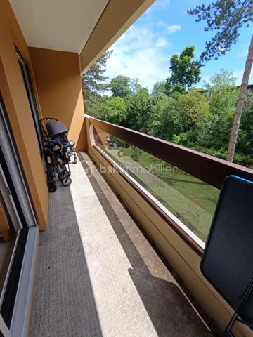 Appartement de type 3 avec balcons, situé à TALENCE PEIXOTTO, à proximité immédiate du tram ligne B arrêt Peixotto, du parc de Peixotto, de la mairie et du centre de Talence, au sein de la résidence Le Quadrige, résidence des années 75 entièrement rénovée (façade refaite) et sécurisée avec gardien et espaces verts.

L'appartement, au deuxième étage avec ascenseurs compose d'une entrée, d'un salon-séjour lumineux ouvert sur le balcon prolongeant la pièce de vie. d'une cuisine aménagée avec loggia.

L'espace nuit comprend des deux chambres dont une avec placard et l'autre avec un second balcon, une salle de bain, un WC indépendant et des rangements centraux.

Une place de parking aérienne complète ce bien.

Un appartement agréable à vivre, idéalement situé aux portes Bordeaux , dans un cadre calme, privilégiée et sécurisée.
Double vitrage- volets roulants neufs. Chauffage individuel au gaz.
Eau comprise dans les charges

A découvrir sans tarder!
