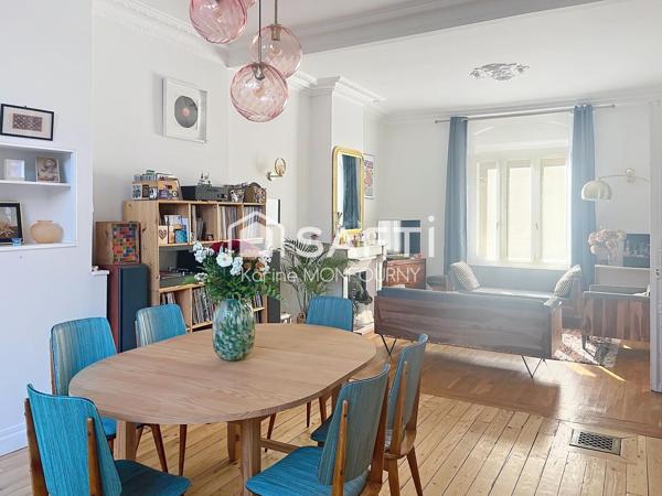 Très belle maison avec grand garage, espace extérieur situé en centre ville
