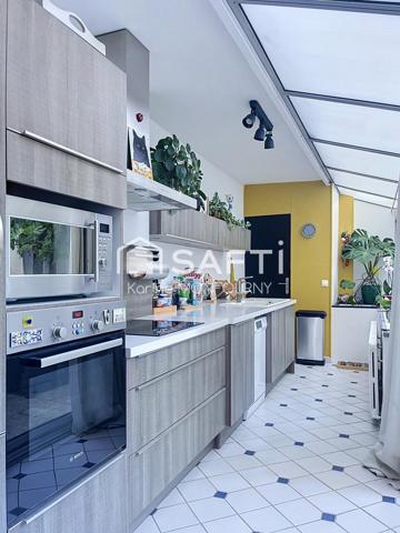 Très belle maison avec grand garage, espace extérieur situé en centre ville